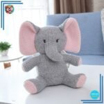 Petite peluche éléphant en tricot