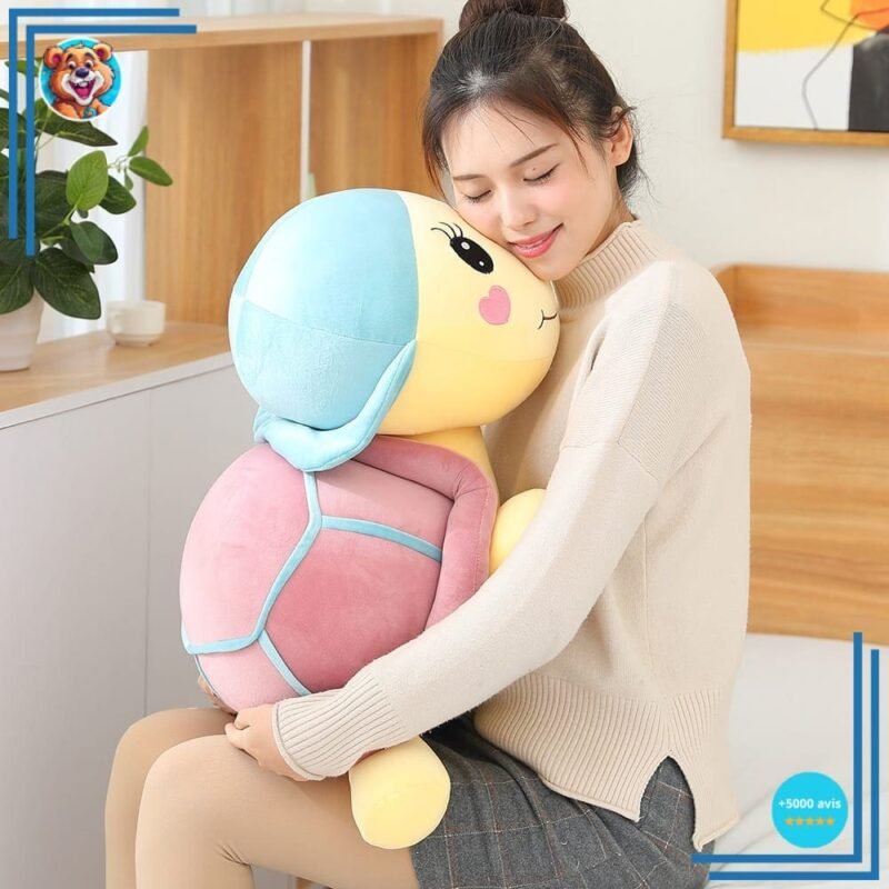 Peluche tortue violette à casquette – Image 2