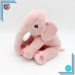 Bébé éléphant en peluche