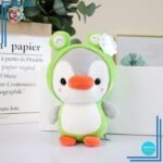 Peluche pingouin déguisé en grenouille
