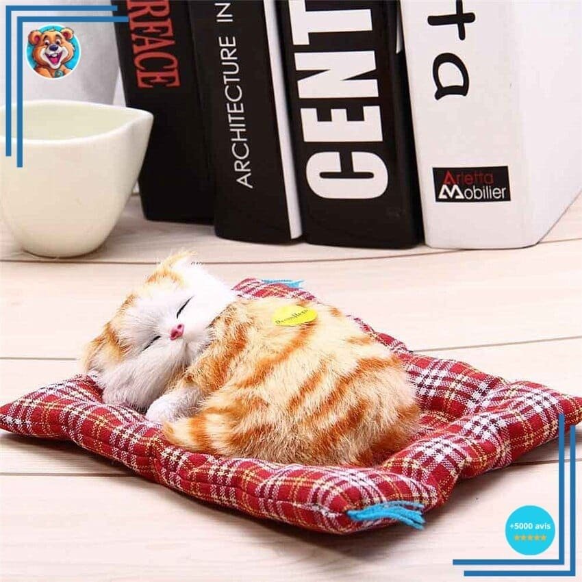 Peluche poupée chat tigré roux qui dort