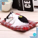 Peluche poupée chat tigré gris qui dort