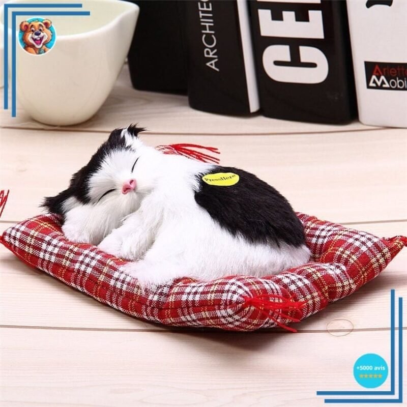 Peluche poupée chat tigré gris qui dort