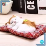 Peluche poupée chat roux et blanc qui dort