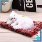 Peluche poupée chat blanc qui dort