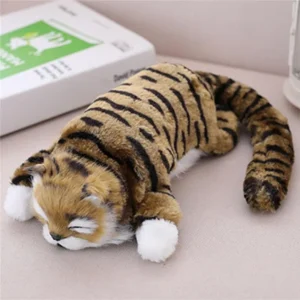 Peluche chat tigré marron endormi