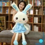 Peluche lapin géant avec robe bleue