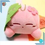 Petite peluche Kirby dans feuille verte