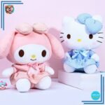 Peluche Hello Kitty en uniforme rose et bleu