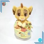 Peluche Simba dans une petite couverture