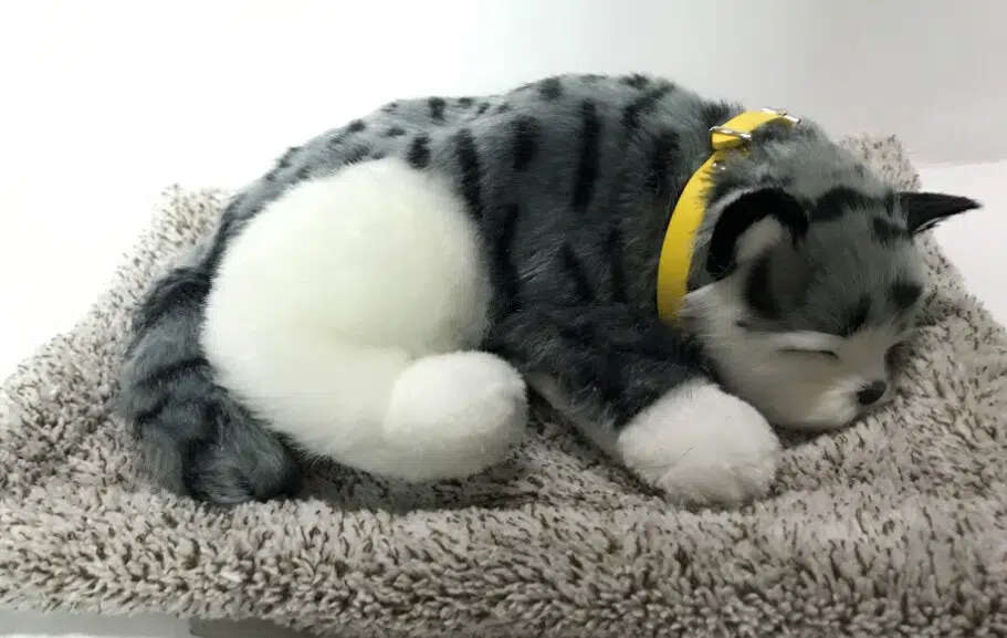 Peluche chat gris tigré endormi