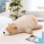 Peluche ours marron habillé qui dort