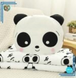 Peluche panda timide avec couverture