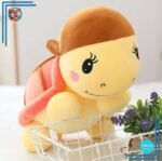 Peluche tortue rose à casquette