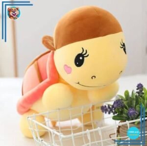 Peluche tortue rose à casquette
