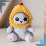 Poupée en peluche petit chat portant une cagoule jaune