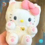 Peluche Hello Kitty avec un déguisement tout mignon