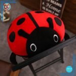 Coccinelle en peluche à câliner