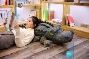 Peluche poupée crocodile aux grands yeux medium