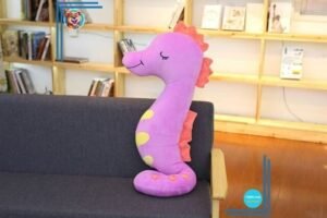 Hippocampe en peluche géante doux et souriant