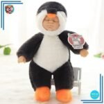 Bébé dans un costume de pingouin tout doux et trognon