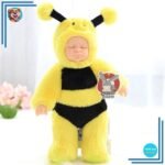 Poupée bébé humain en abeille dormant paisiblement