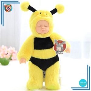 Poupée bébé humain en abeille dormant paisiblement
