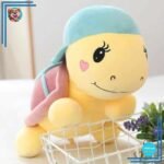 Peluche tortue violette à casquette